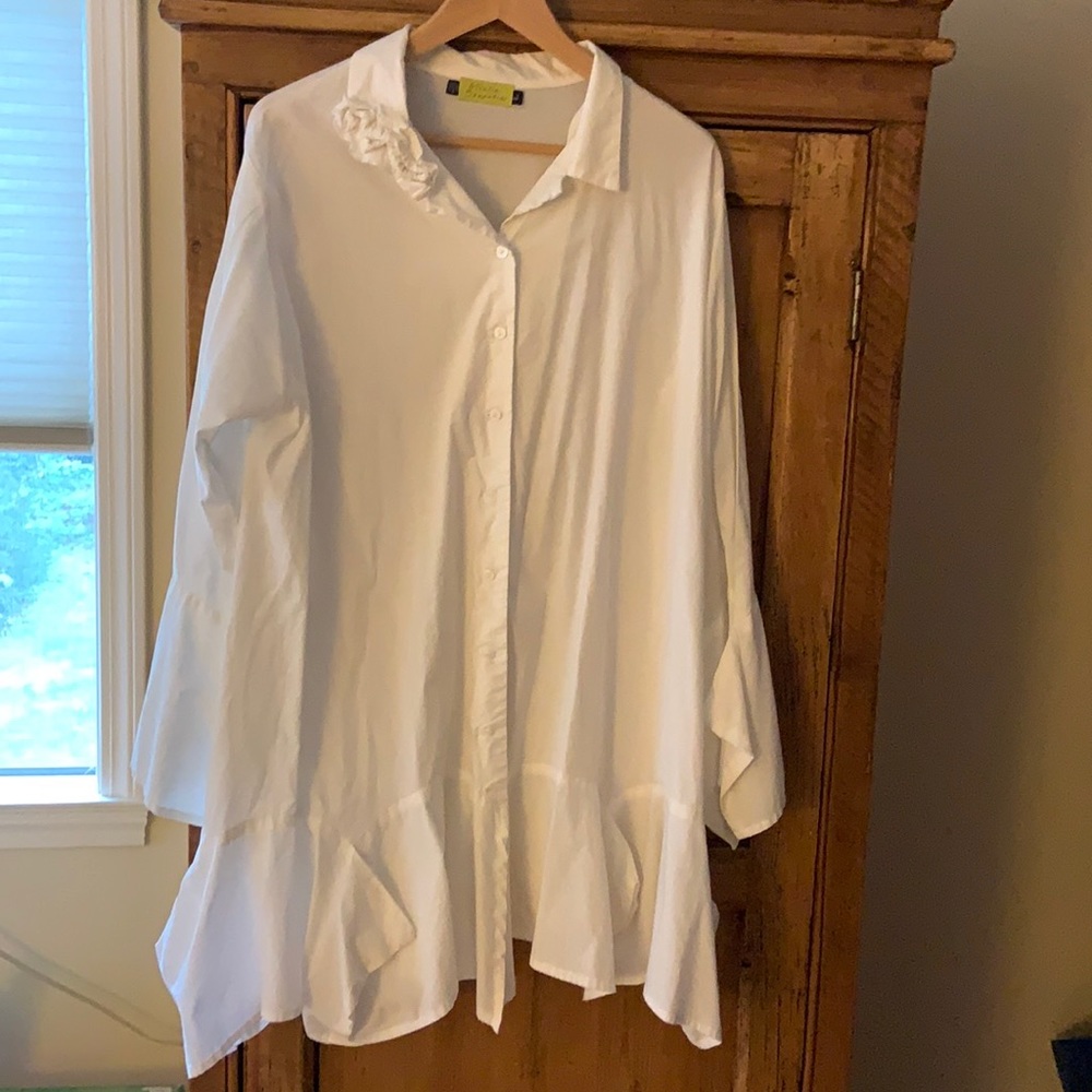 Beautiful white cotton blouse.